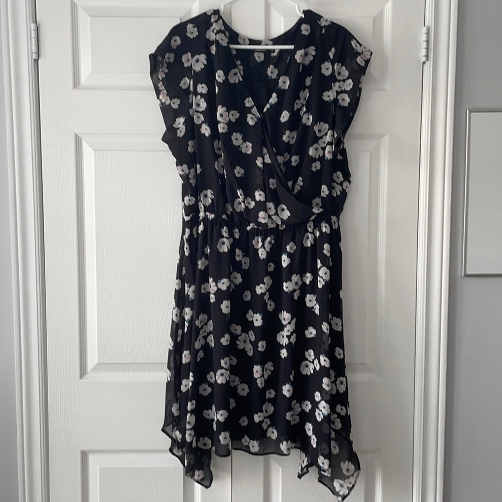 🎀 2/$30 Reitmans: Floral flowy dress